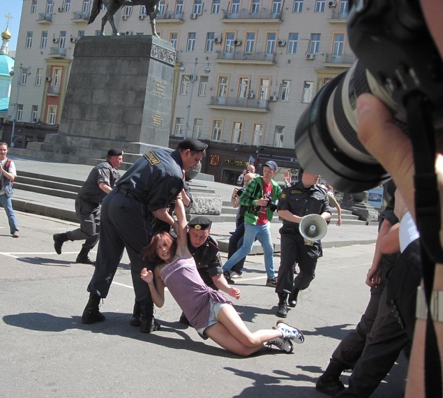 Nadezhda Tolokonnikova-with viona-protesting-in russian-gay-pride-parade